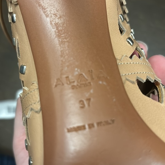 Alaia nude leather heels with studs - Picture 6 of 6